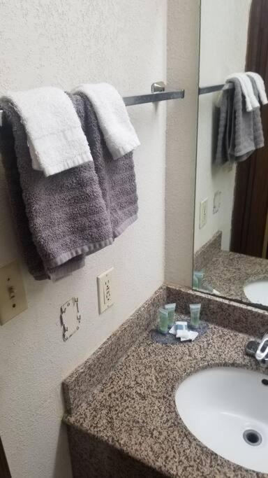 Osu Queen Hotel Room 118 Booking Stillwater Bagian luar foto