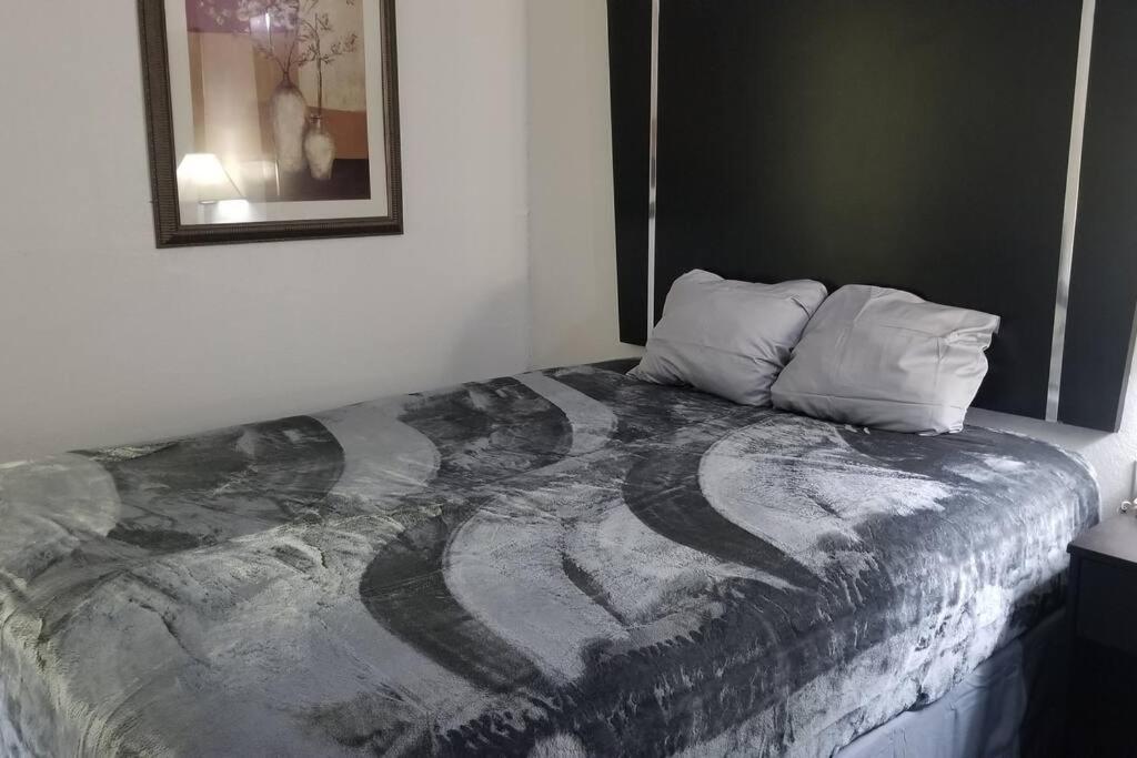 Osu Queen Hotel Room 118 Booking Stillwater Bagian luar foto